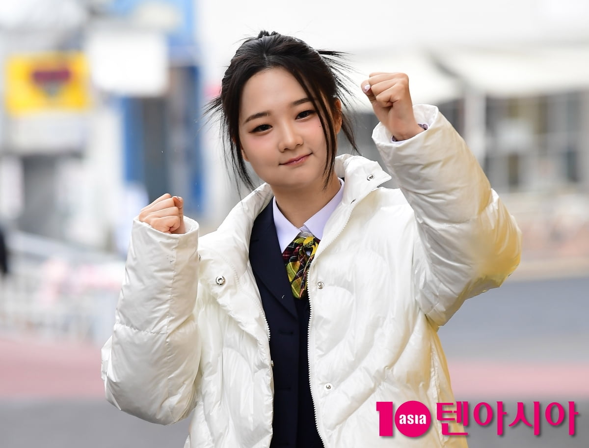 [TEN포토]라임라잇 가은 '고등학교 졸업식 파이팅!'