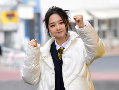 [TEN포토]라임라잇 가은 '고등학교 졸업식 파이팅!'