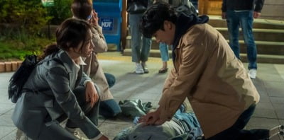 '닥터슬럼프' 박형식·박신혜, 힐링 여행 도중 거리에 쓰러진 응급 환자 발견