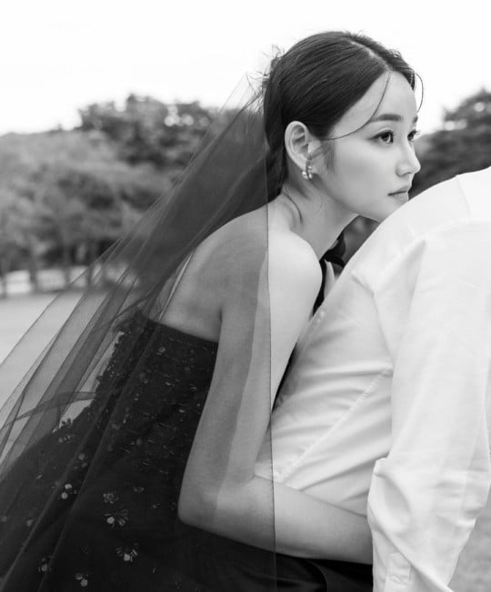 「2月結婚」AOAユナ、ブラックドレスを着たウェディンググラビア公開