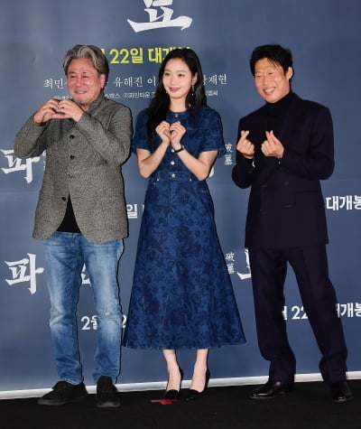 'Exhuma' starring Choi Min-sik and Kim Go-eun ranked first at the box office on the first day of its release.
