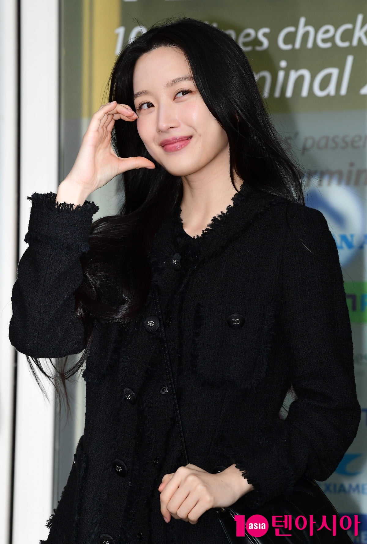 Mun Ka-young, airport fashion fluttering innocence...elegant black 