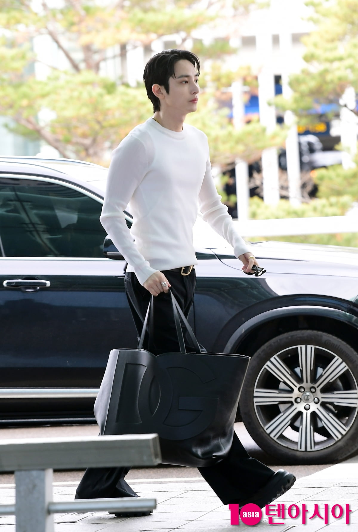 Lee Soo-hyuk, shining airport fashion with muscle fit... Beautiful visual 
