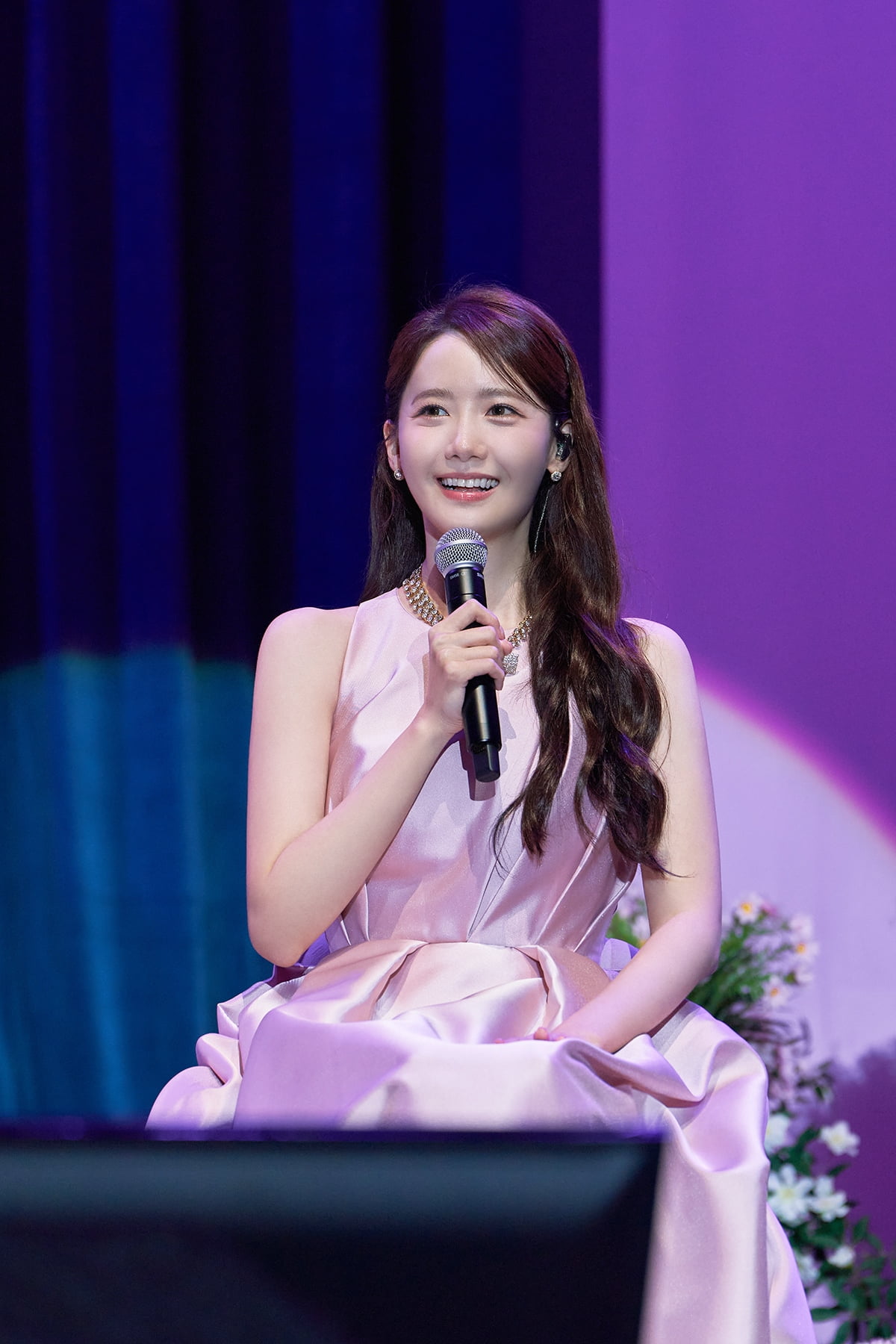 Lim Yoona, the pink color continues