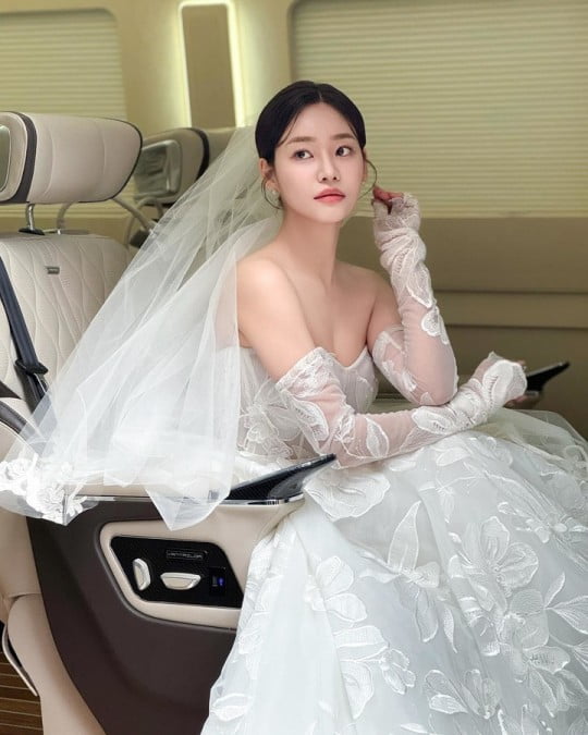 AOAユナ、結婚式現場写真公開「幸せに暮らします」