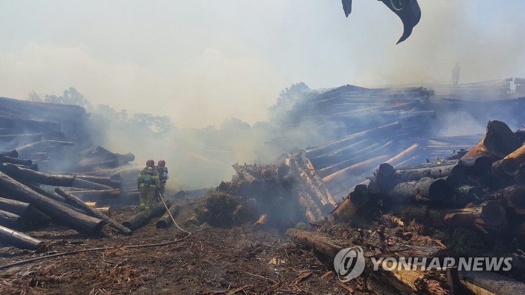 홍성 목재 야적장에 불…3시간가량 만에 완진