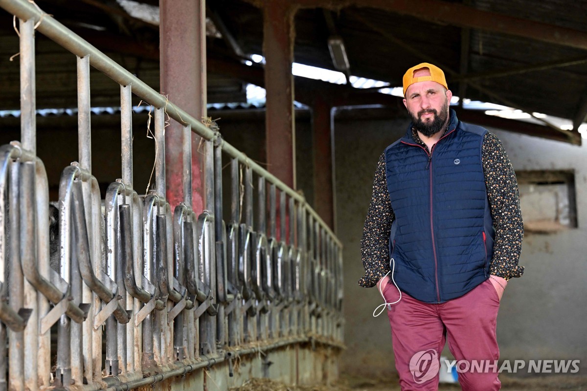 프랑스 농민시위 이끈 전직 럭비선수…"농부들의 죽음 막아야"