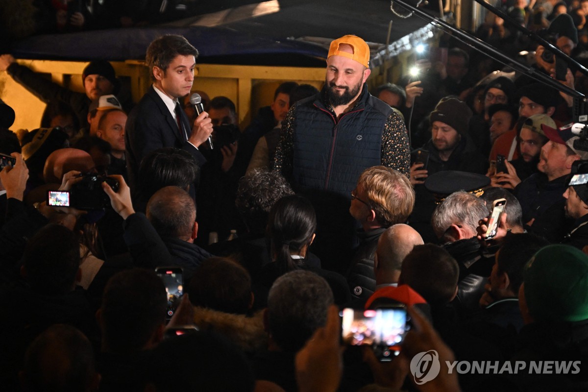 프랑스 농민시위 이끈 전직 럭비선수…"농부들의 죽음 막아야"