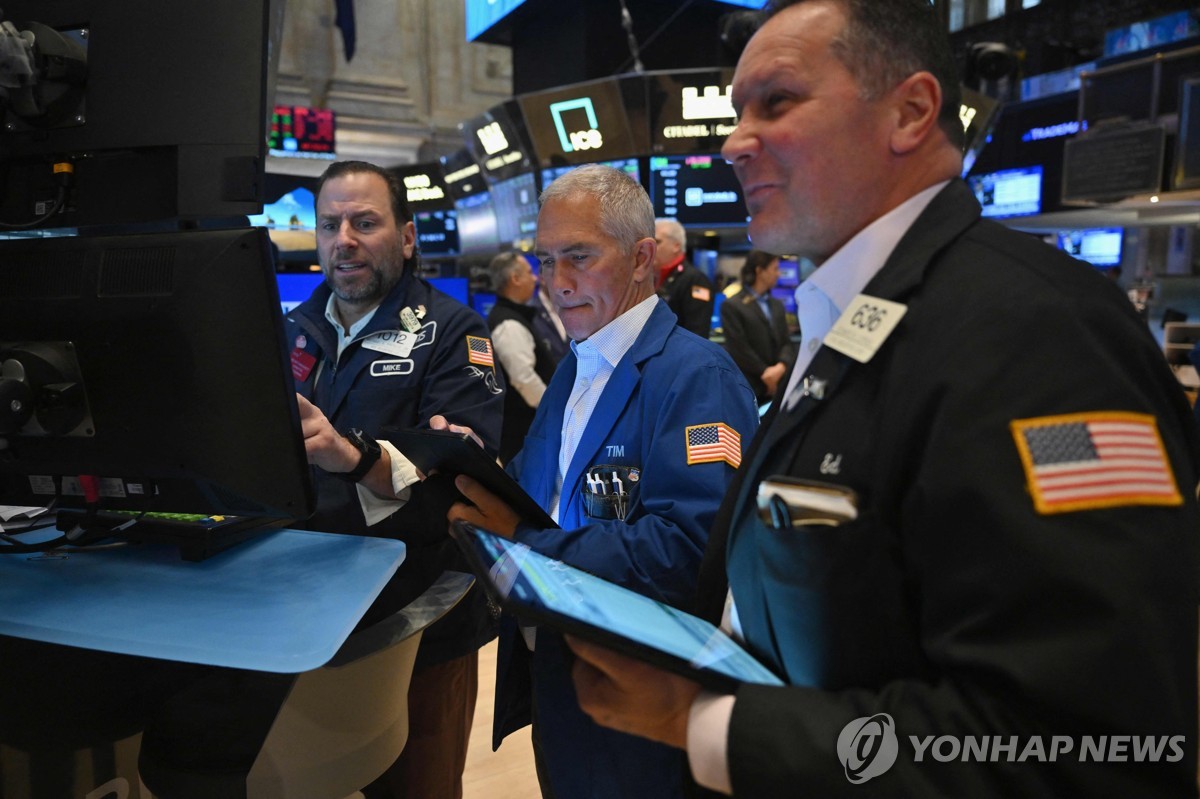 뉴욕증시, S&P500지수 5,000 돌파하며 출발