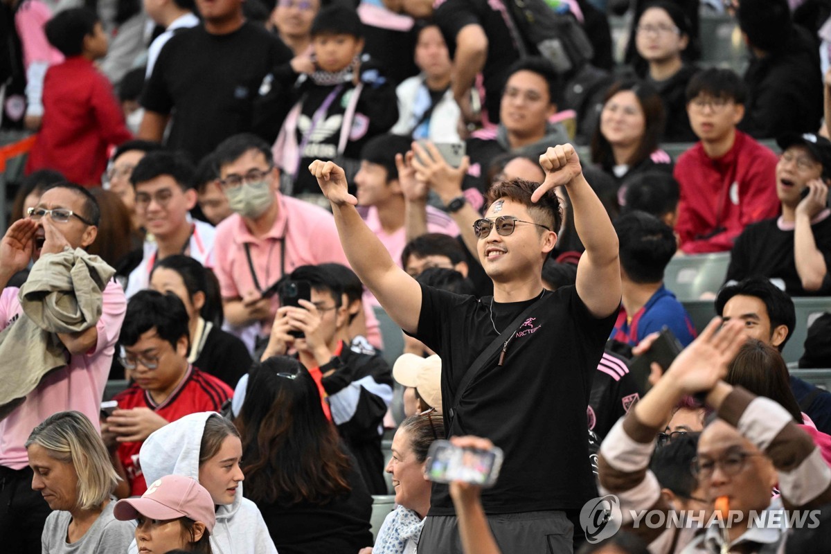 "메시 나와!"…뿔난 홍콩 팬, '친선전 노쇼' 메시에게 야유 세례