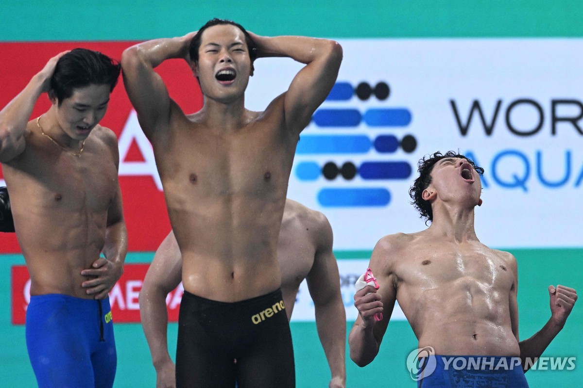 황선우와 황금세대, 계영 800ｍ 2위…세계수영 단체전 첫 메달(종합)
