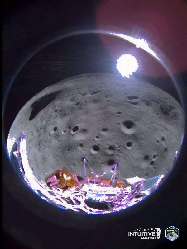 NASA, 달 표면 위 美우주선 사진 공개…"목표지점 1.5㎞내 위치"