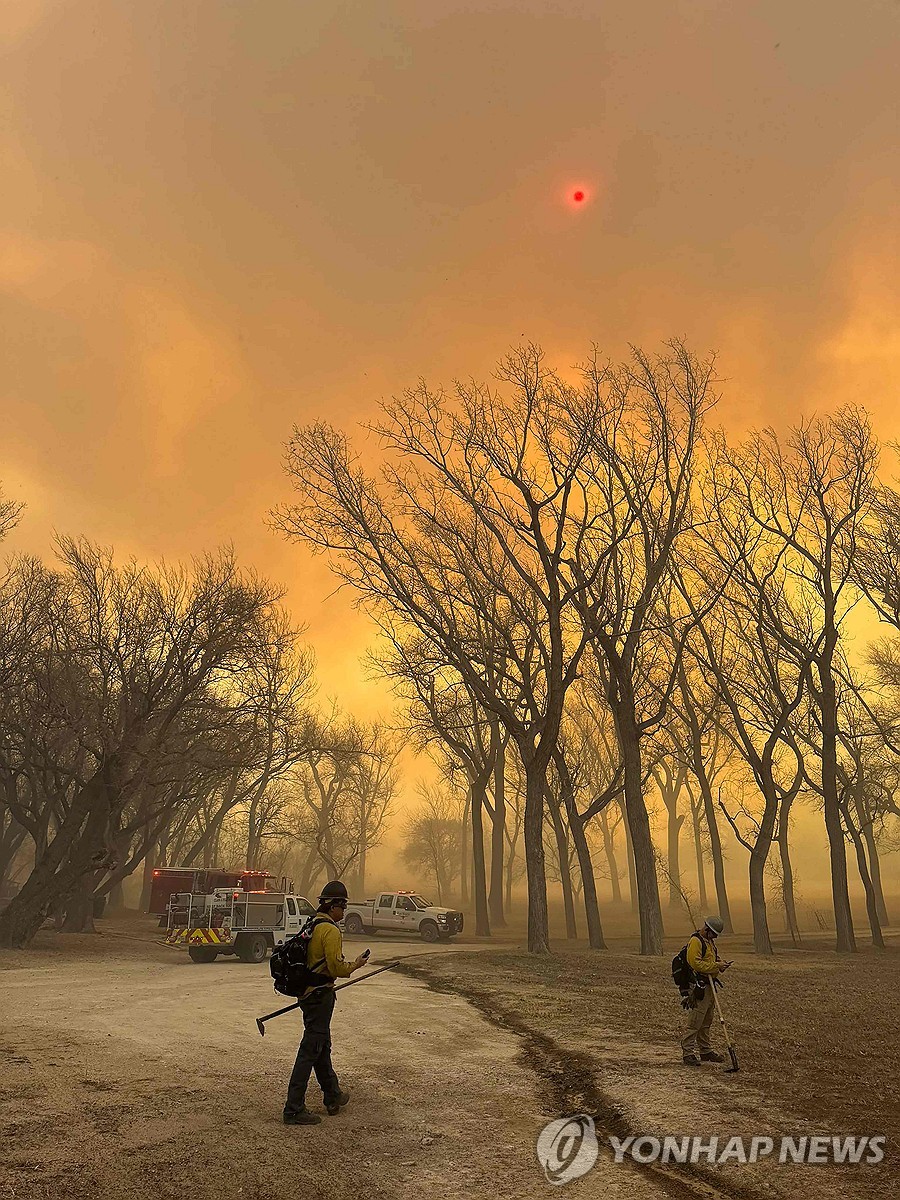 美텍사스 산불, 서울 3배 면적 태우며 확산…주택 40여채 소실
