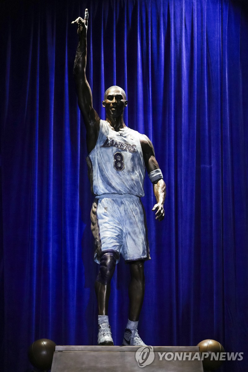 LA 레이커스, 홈구장에 NBA 전설 코비 브라이언트 동상 세워(종합)