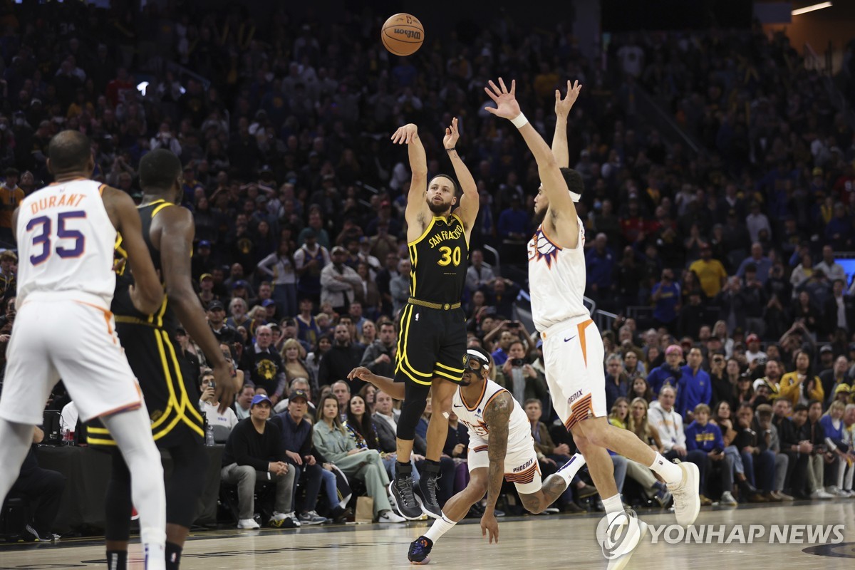 커리, 0.7초 전 역전 3점…NBA 골든스테이트, 피닉스에 극장승