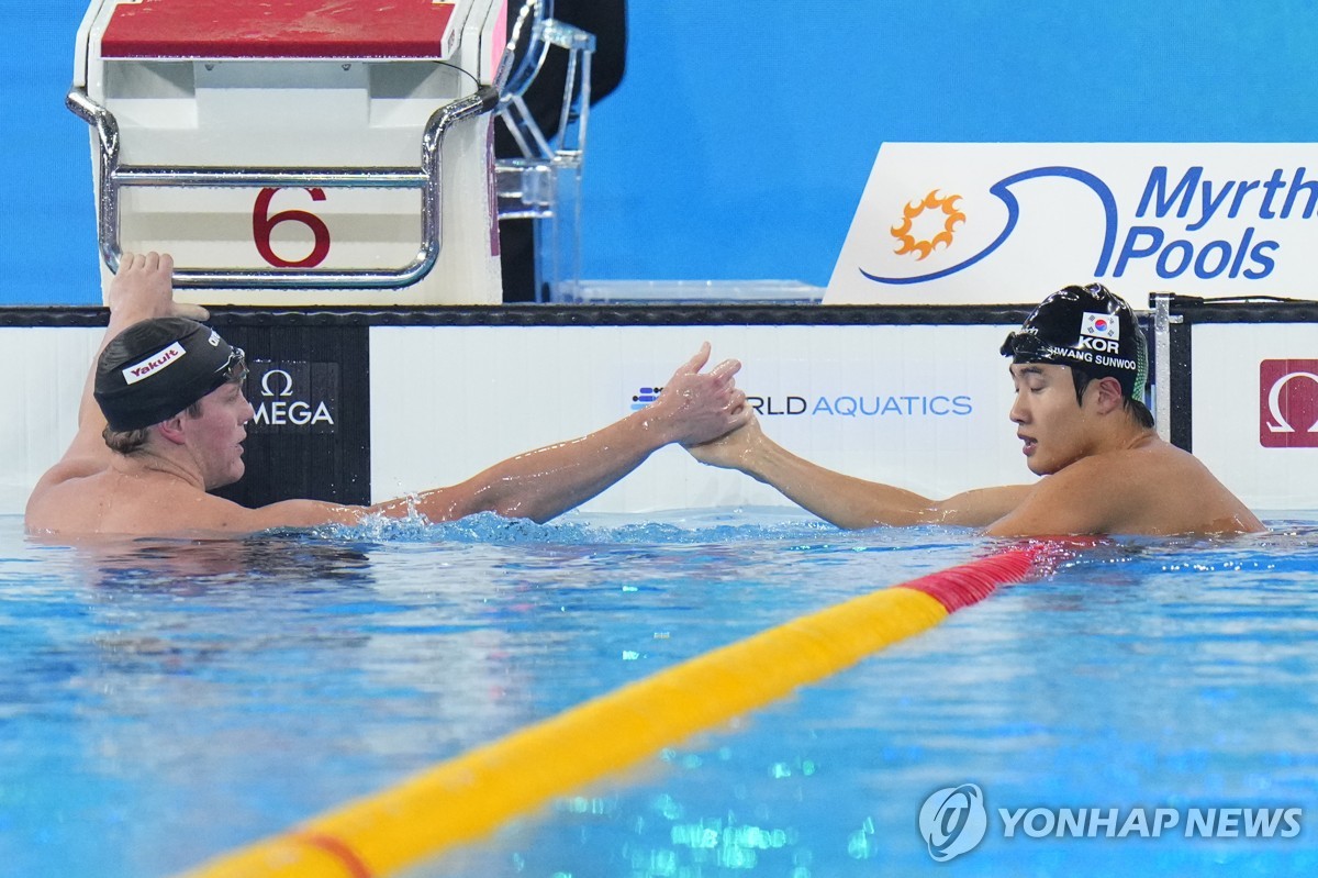 황선우, 세계선수권 자유형 200ｍ 금빛 역영…3회 연속 메달(종합)