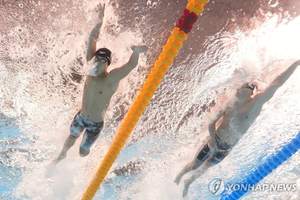 황선우, 준결승 3위…자유형 100ｍ 한국 최초 세계선수권 결승행