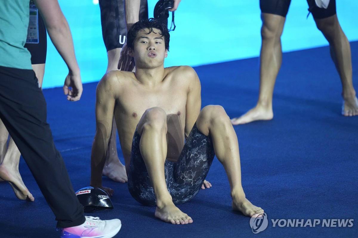 황선우와 황금세대, 계영 800ｍ 2위…세계수영 단체전 첫 메달(종합)