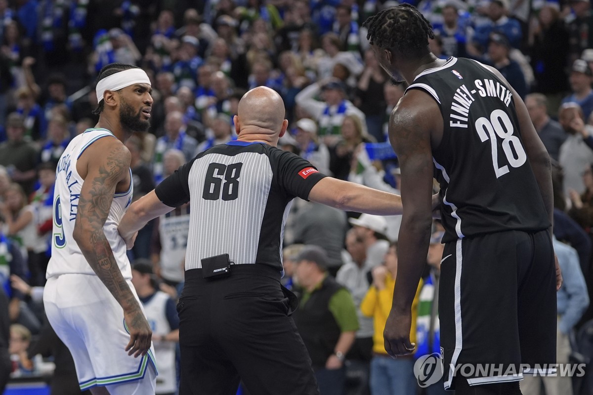 '승패 갈렸는데 3점슛 왜 던져'…NBA 경기 도중 선수들 신경전