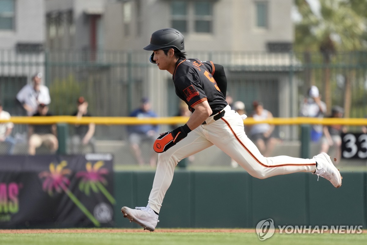 '시범경기 데뷔전 안타' 이정후 "좋은 결과로 이어져 만족"