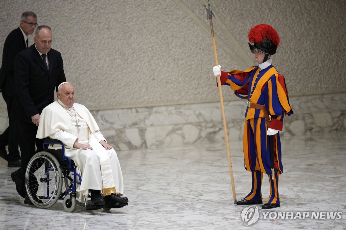 교황, 휠체어 타고 알현 소화…"아직 감기" 보좌관이 원고 대독