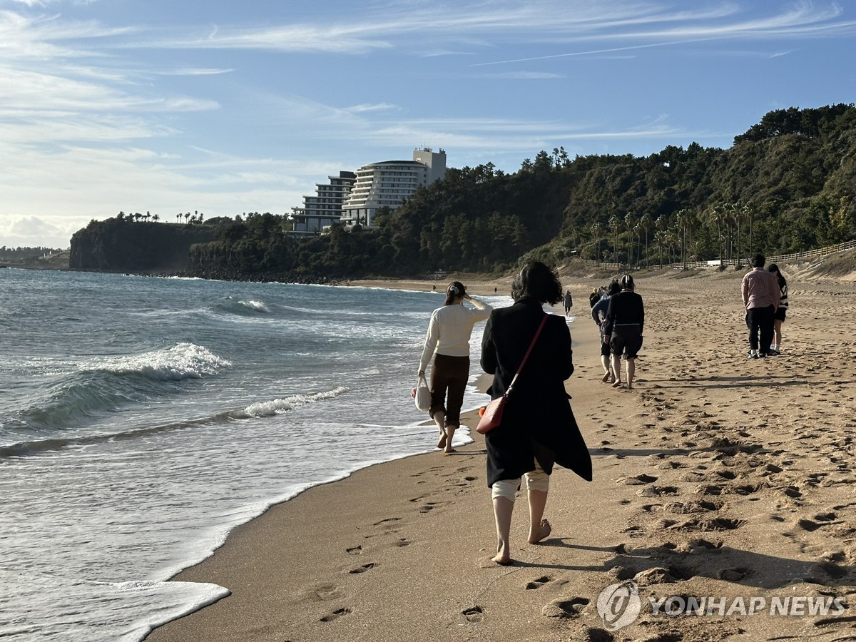 온화한 날씨에 나들이객 야외로…천변·산에서 이른 꽃구경