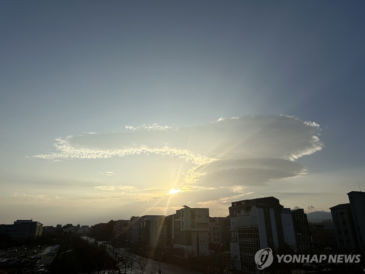 [픽! 제주] 제주 2월 아침 하늘에 '렌즈구름' 반짝