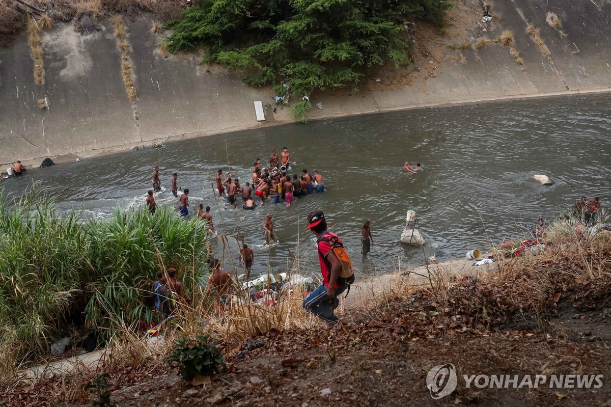 베네수엘라 노천 금광 붕괴…"30여명 사망·100여명 매몰 추정"