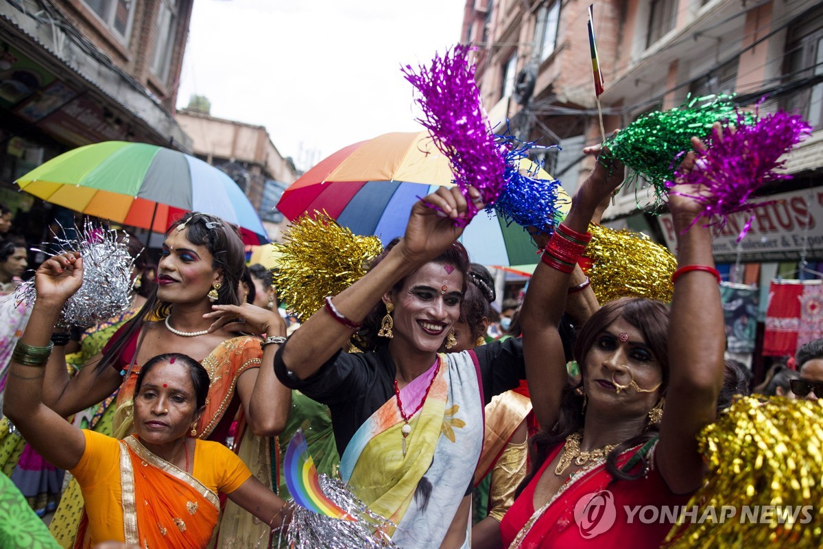 네팔서 이번엔 여성 커플, 결혼 등록…"남아시아 최초"