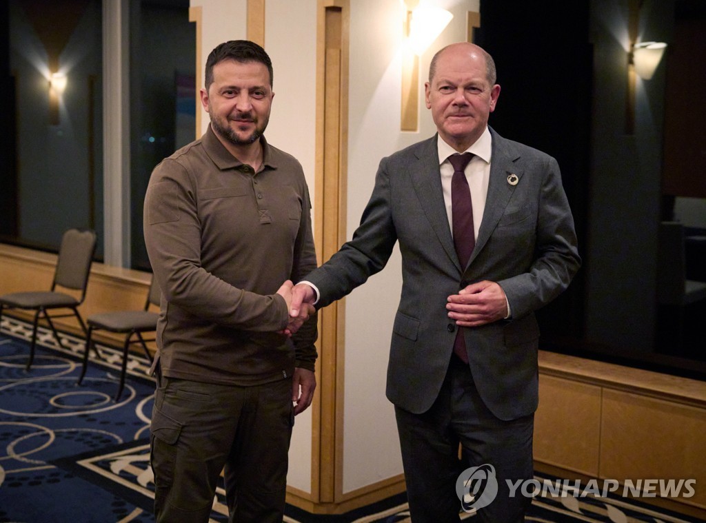 숄츠 "러 승리는 우리 모두를 위협…우크라 지원 계속해야"