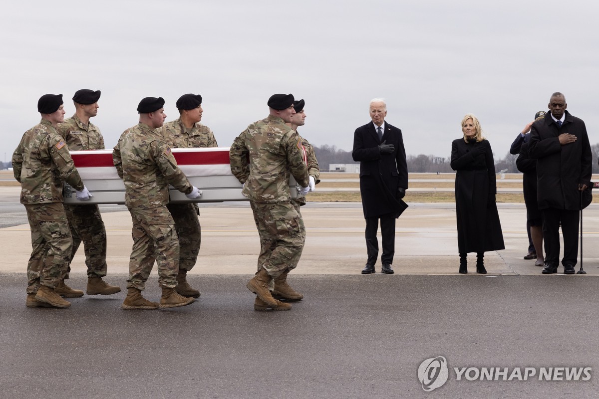 美보복타격 개시 속 바이든, 사망미군 운구의식 직접 참석