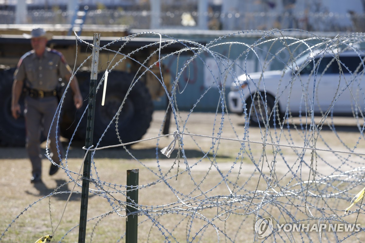 불붙은 국경 뇌관…트럼프 대선 쟁점화에 공화 주지사들도 참전