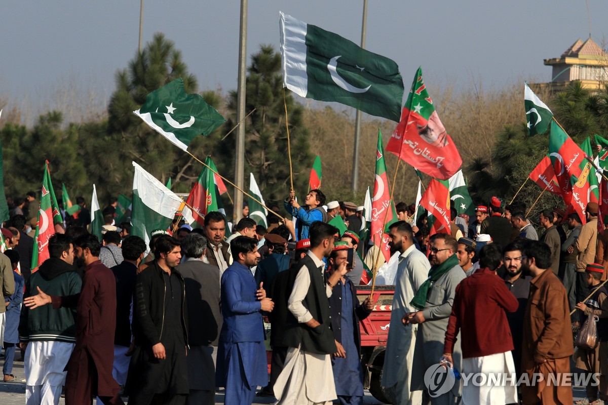 '총선 과반 확보 실패' 파키스탄 정치권, 연립정부 구성에 총력