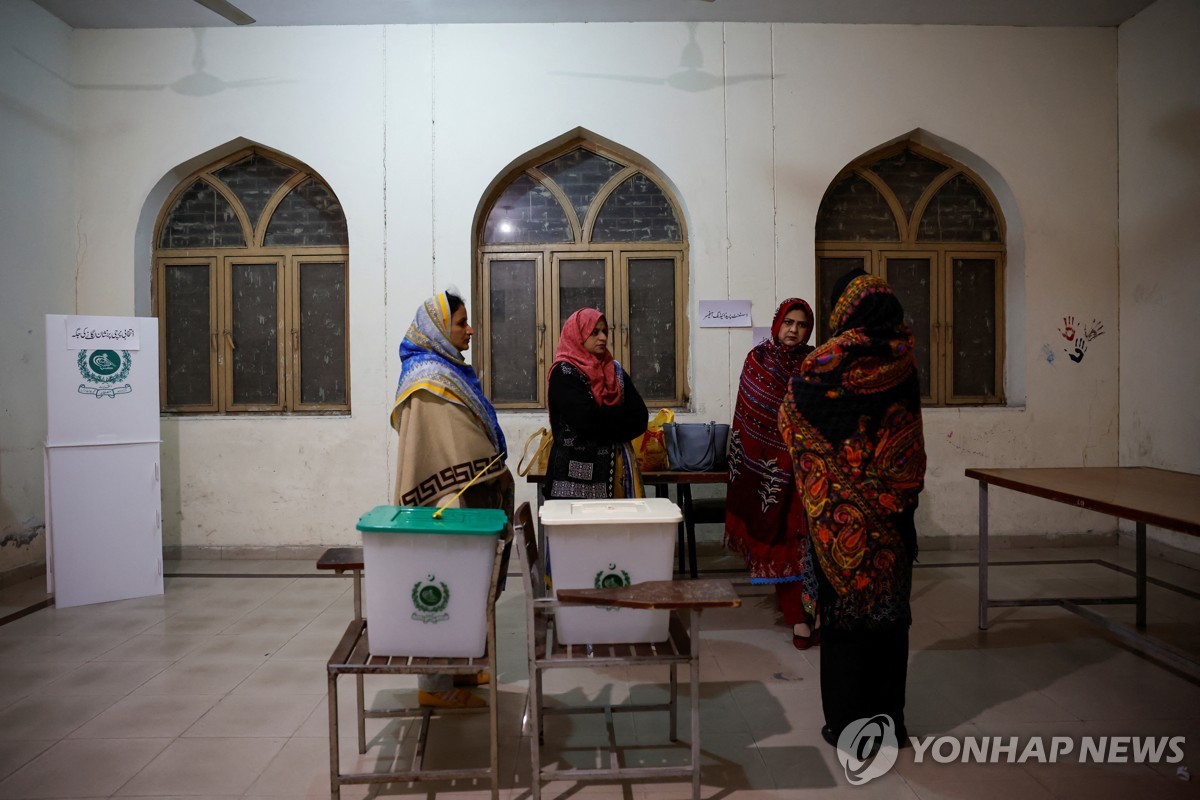 '테러얼룩' 파키스탄 총선투표 개시…샤리프 전총리 '승리' 전망(종합)