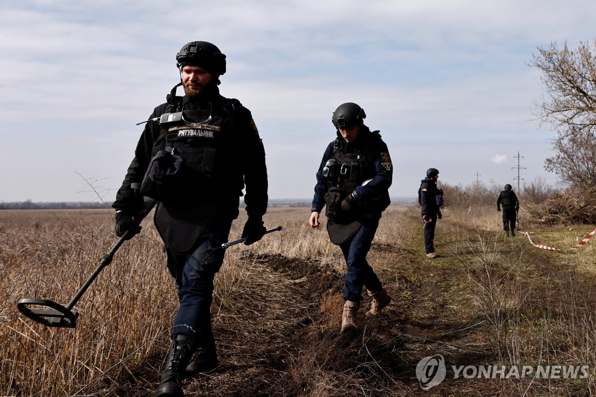 2년 전쟁에 지뢰밭 된 우크라…"국토 3분의 1이 위험지역"