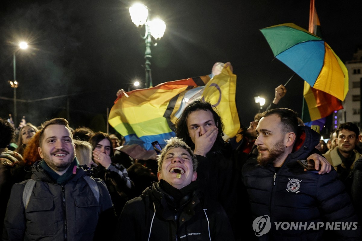 그리스, 정교회 국가 첫 동성결혼 합법화…동성부부 입양도 허용