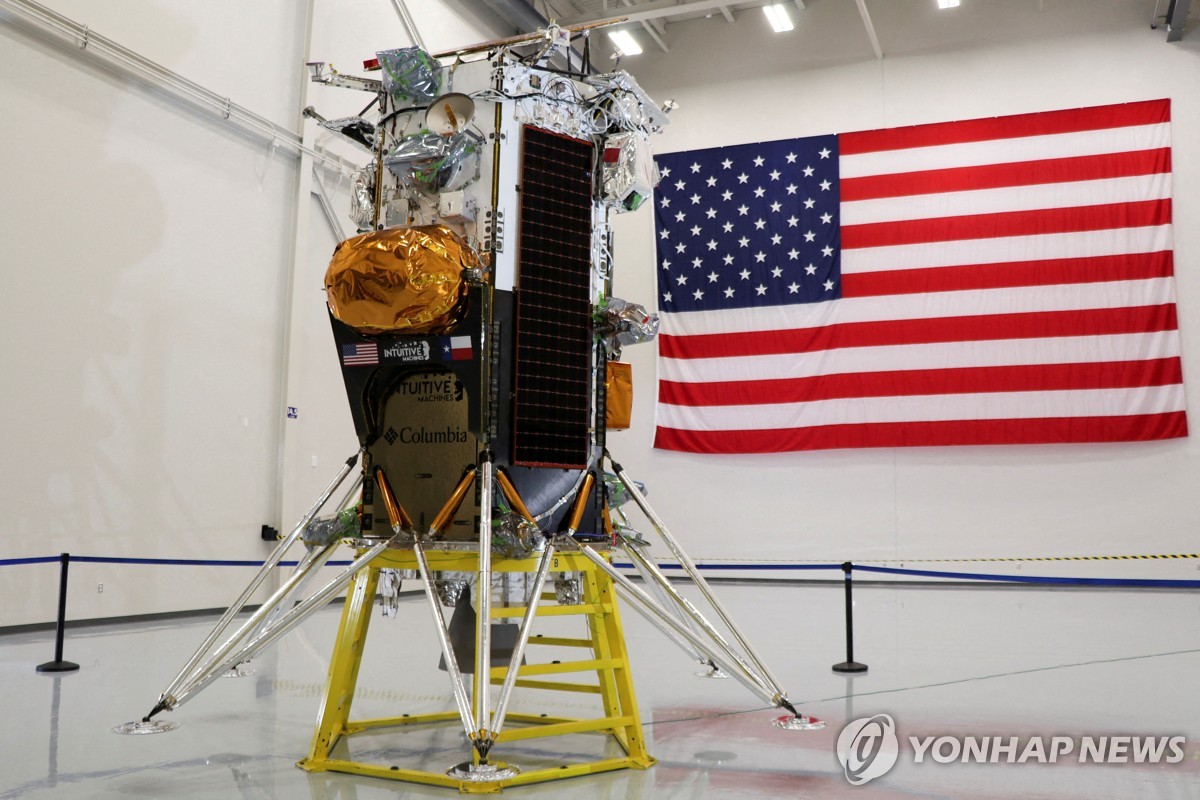 NASA, 달 표면 위 美우주선 사진 공개…"목표지점 1.5㎞내 위치"