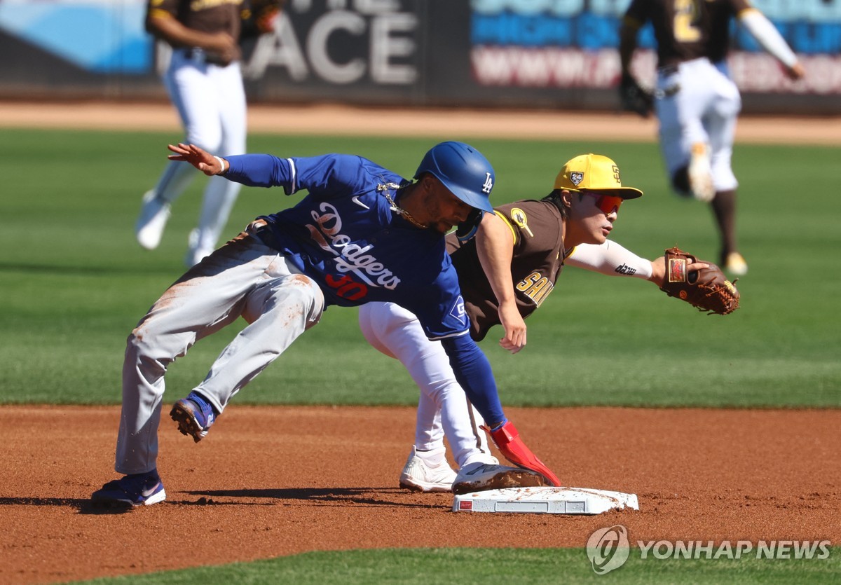 김하성, 첫 MLB 시범경기서 1안타 1볼넷 100％ 출루(종합)