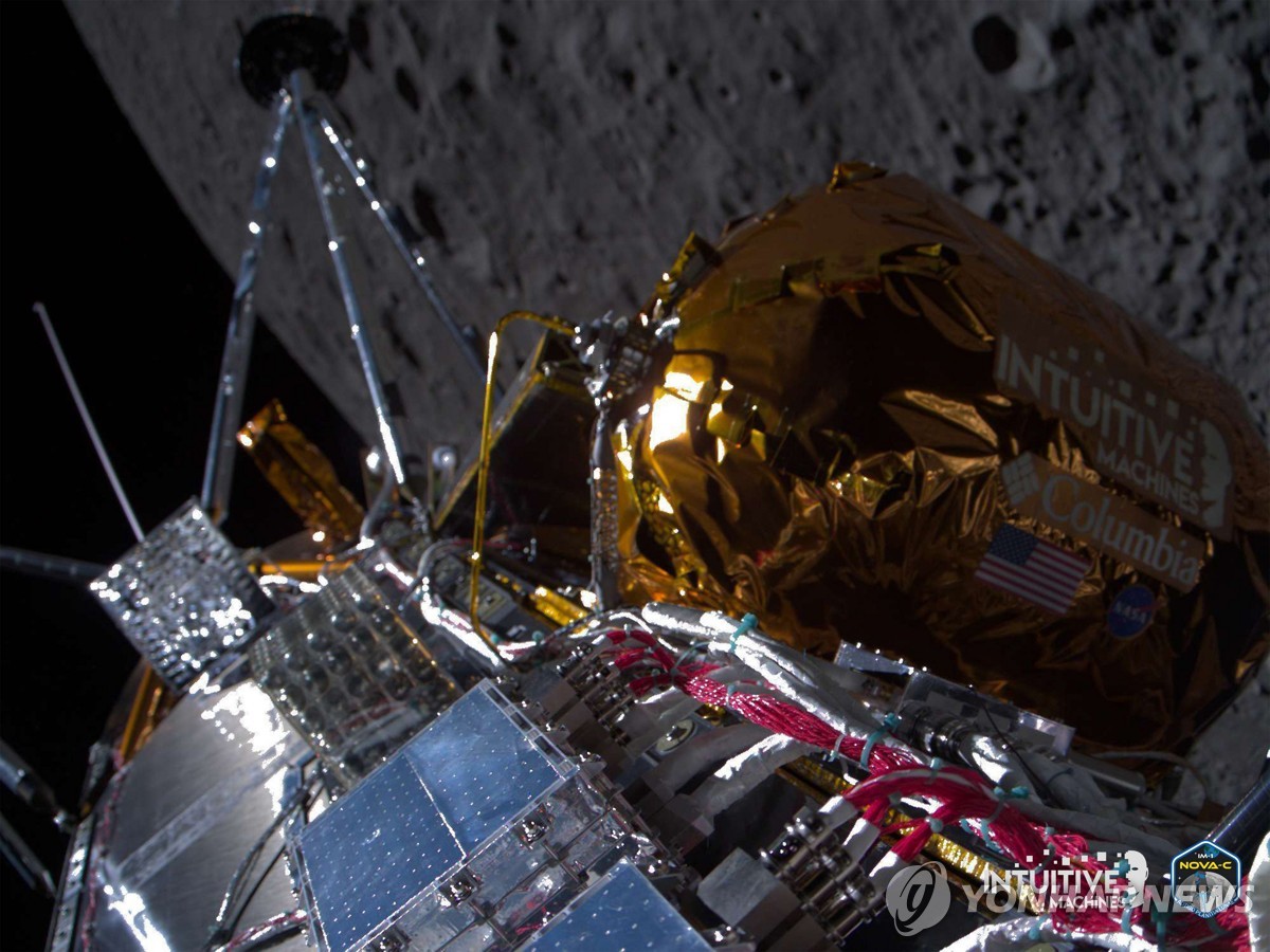 "미국이 달에 돌아왔다"…52년만의 탐사선 착륙 성공에 美들썩