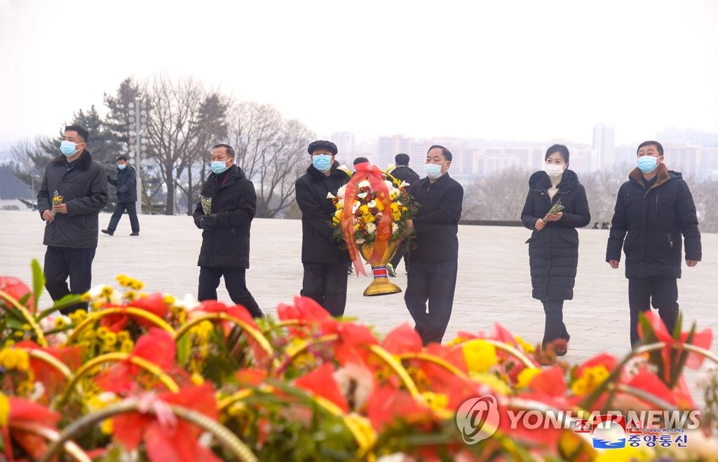 북한도 설에 세배·떡국…'우리식' 강조하며 김일성 동상에 헌화