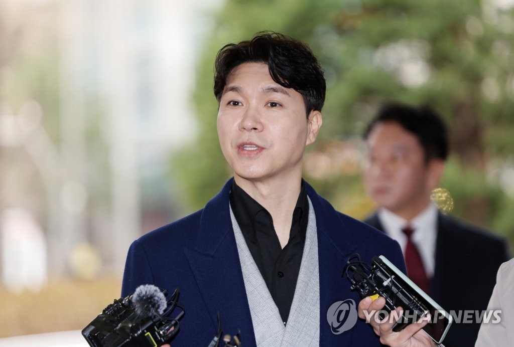 '회삿돈 횡령' 박수홍 친형 징역 2년…개인자금 사용은 무죄