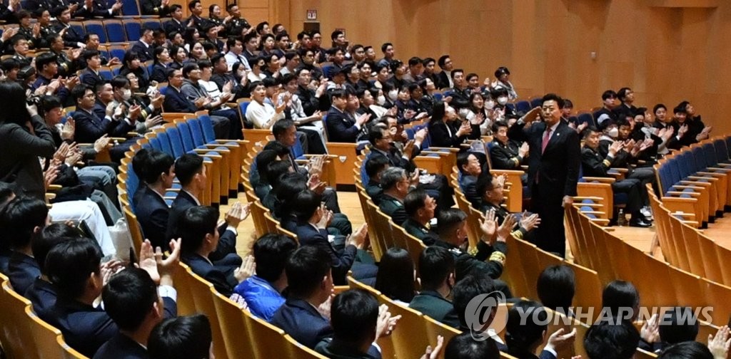 ROTC 지원율 왜 낮아질까…ROTC·학군장교 답변은