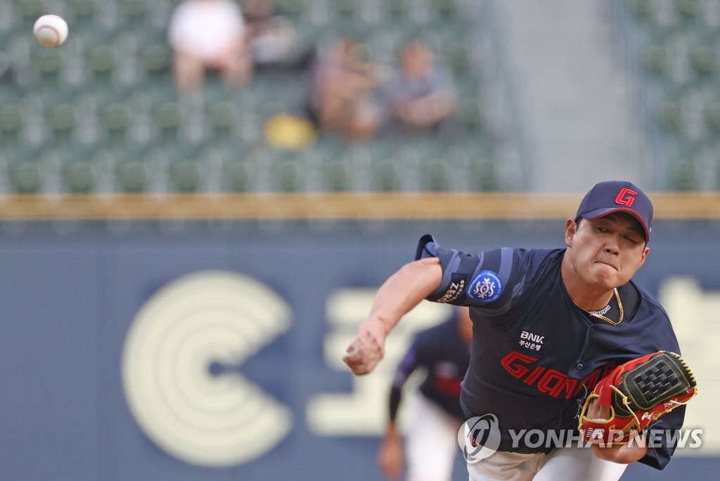 롯데 나균안 "논란 일으켜 팬들에게 죄송"…외도 의혹은 부인