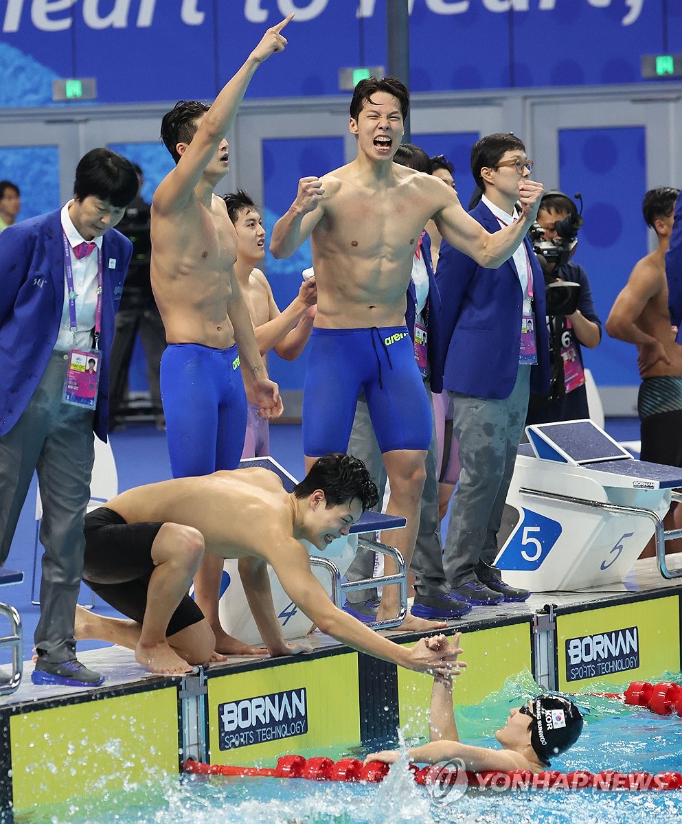 황선우와 황금세대, 계영 800m 2위…세계수영 단체전 첫 메달