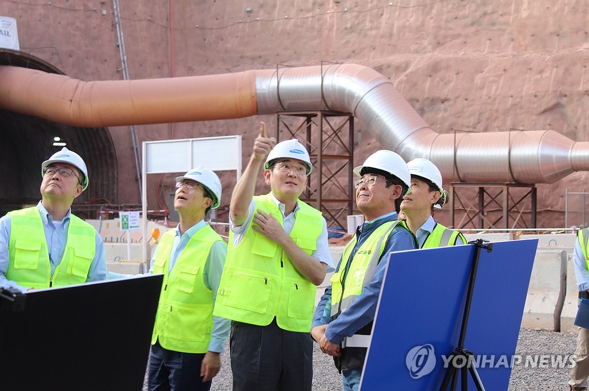 '1심 무죄' 이재용 출국…설 연휴 글로벌 현장경영 나서(종합2보)