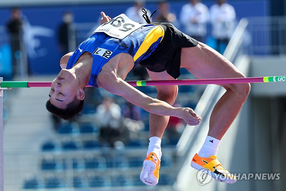 우상혁, 슬로바키아 높이뛰기 2ｍ32로 우승…2ｍ37 계속 도전