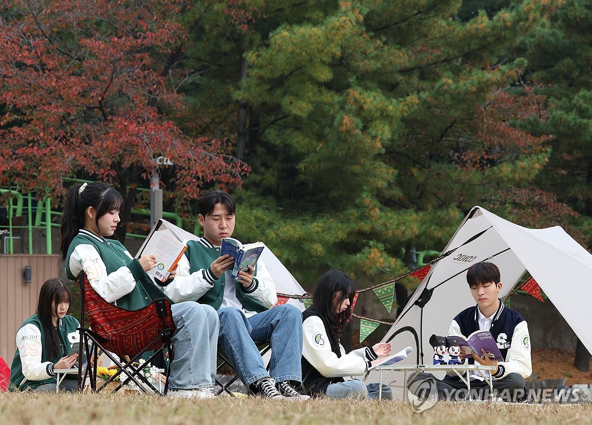 스무살 청춘들 "독서 안 해요"…SNS 사용은 10년 새 급증