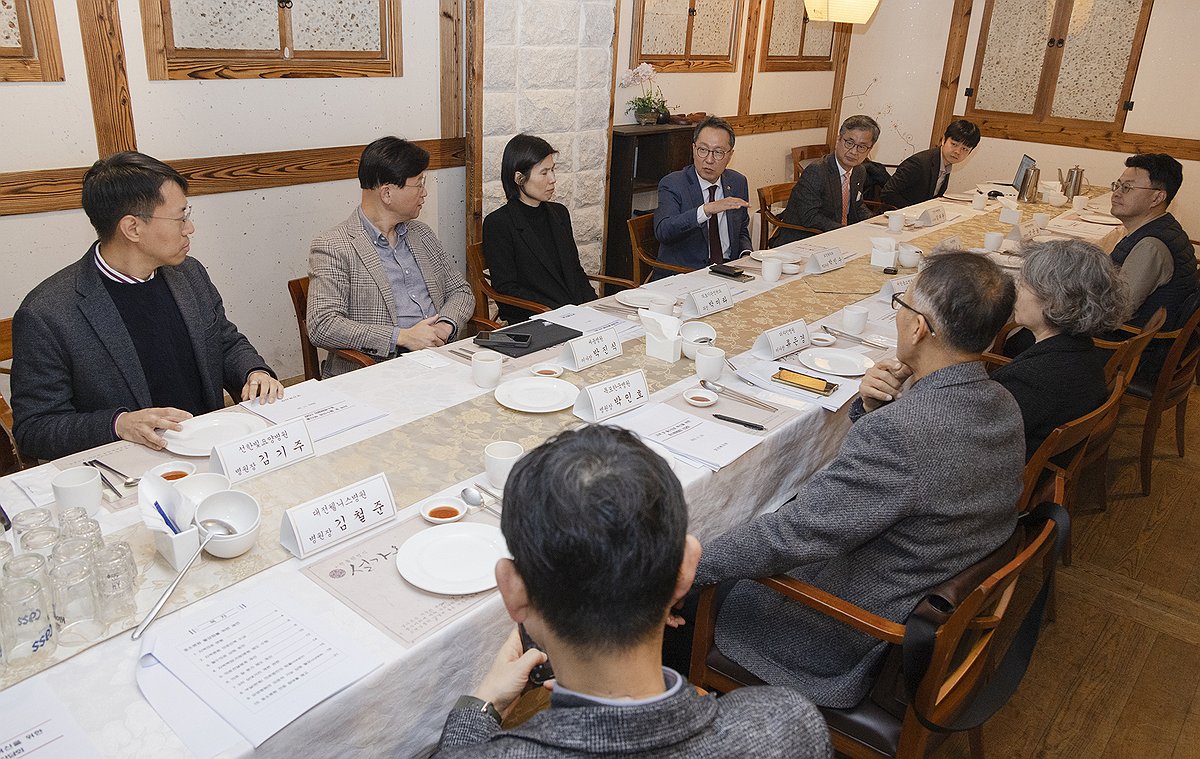 추진 1년만에 의대증원 발표…의료계 접촉 넓히고 비의료인 참여