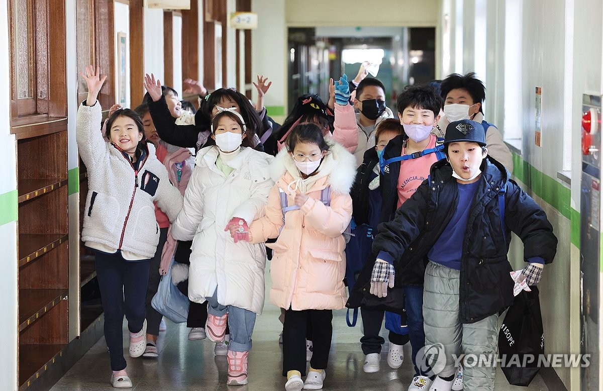 원하는 초1, 저녁까지 학교서 돌봐준다…새학기 2천700개교 시행(종합)