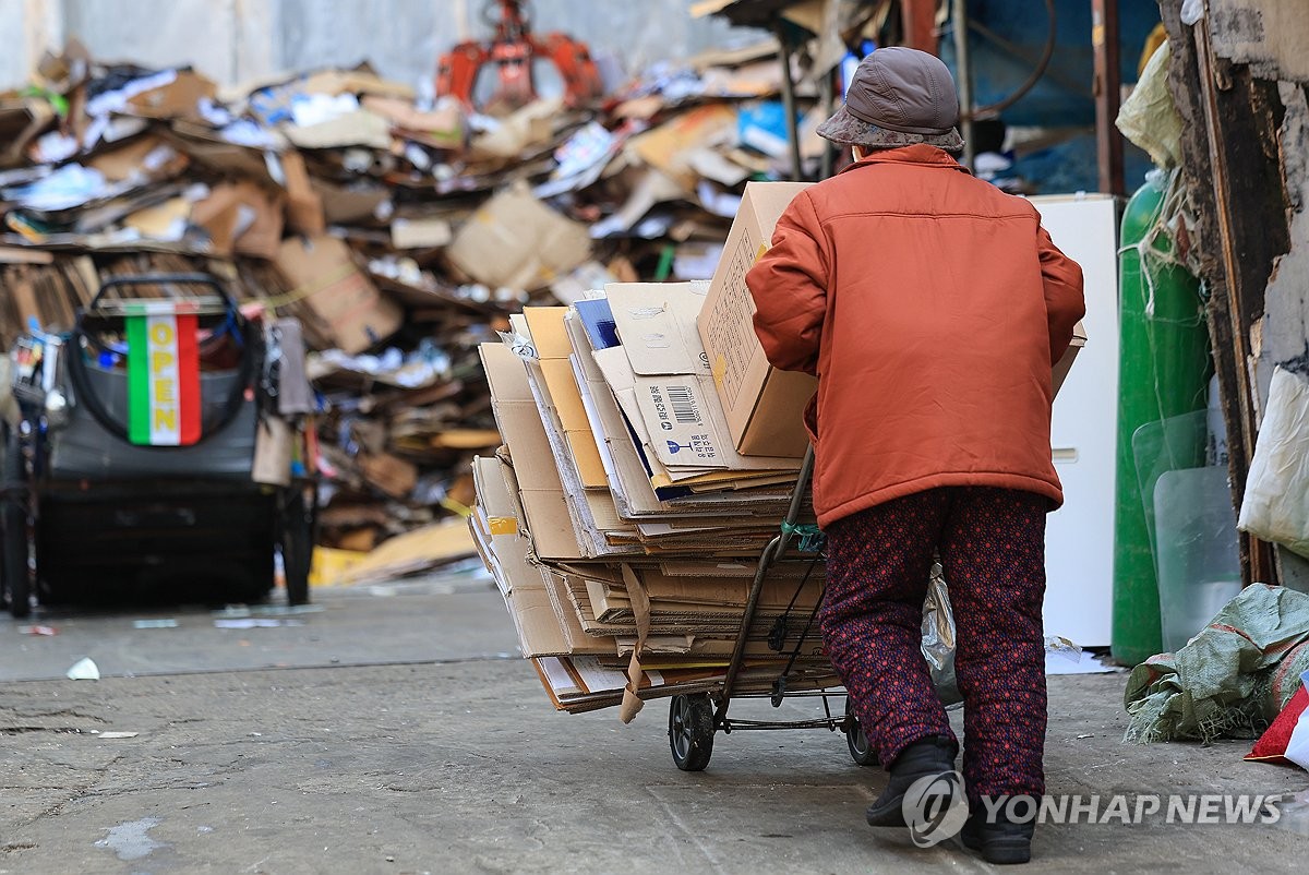 칠순 넘어도 일터 못 떠난다…70대 4명 중 1명은 '취업자'